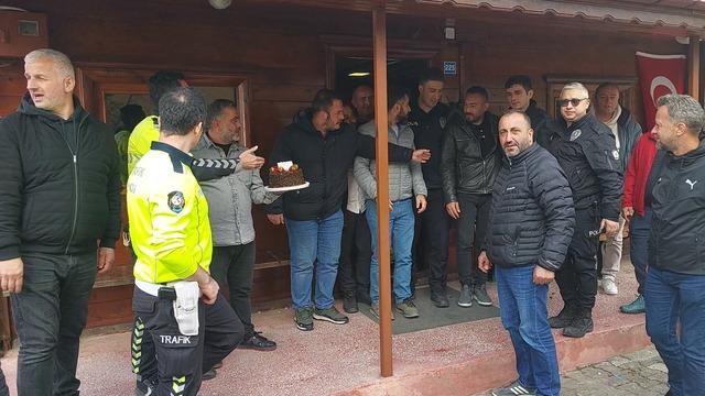 Kavga ihbarına giden polise pasta sürprizi