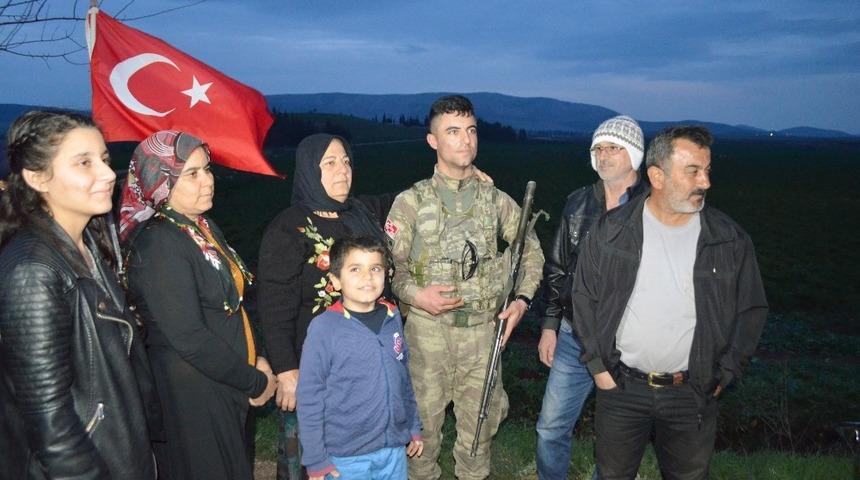 Asker olan evlatlarını sevkiyat noktasında beklediler