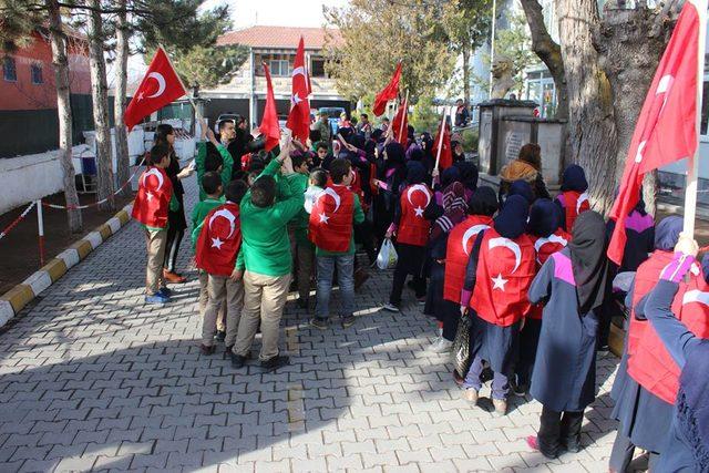 Tomarzalı öğrencilerden Mehmetçiğe moral mektupları