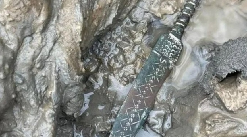 Bir çift, sahilde gezerken 2 bin 500 yıllık hançer buldu! Fırtınalar geçmişi ortaya çıkarmış...