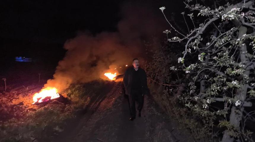 Çiftçiler meyvelerini korumak için tarlasını ateşe verdi