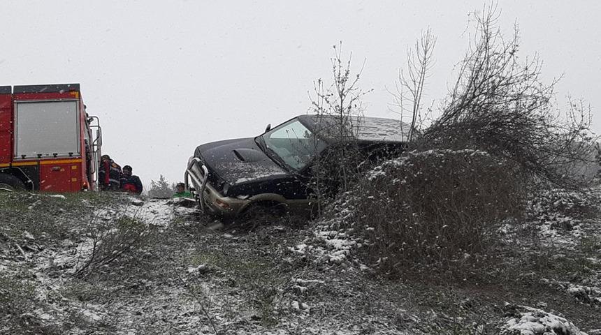 Şarampole devrilen cipin sürücüsü ölümden ağaç sayesinde kurtuldu