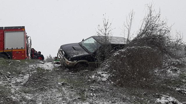 Şarampole devrilen cipin sürücüsü ölümden ağaç sayesinde kurtuldu