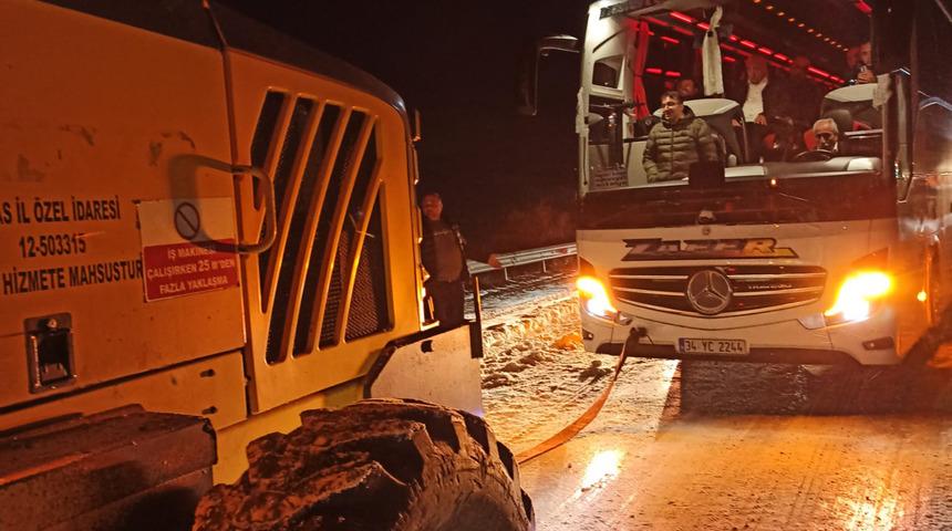 Sivas nisanda eksi 17'yi gördü! Yolda kalan ağaçlar kurtarıldı...