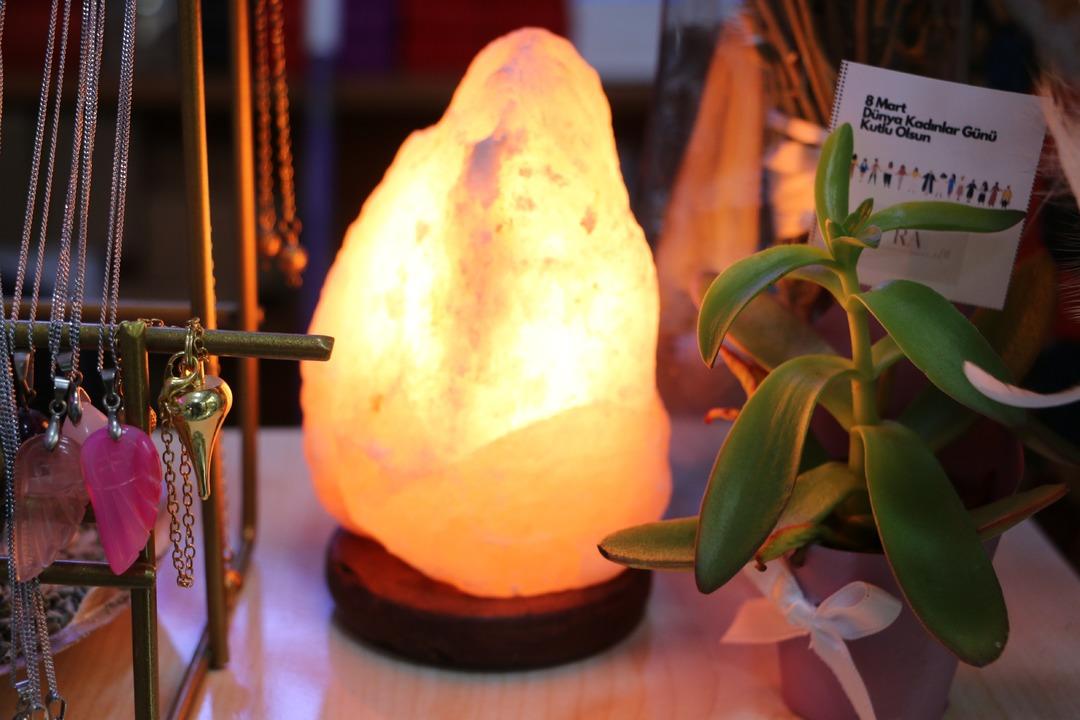 Diyarbakırlı kardeşlerin  Tuz lambası  girişimi: "Uyku problemlerine iyi geliyor, bilimsel araştırmalarda var"  1