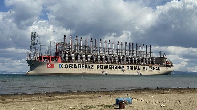 Yalova'da karaya oturan dev enerji gemisi kendiliğinden kurtuldu