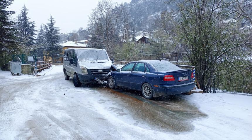 Soğuk hava nedeniyle olumsuz trafik koşulları arttı... Buz tutan yolda kafa kafaya çarpıştılar
