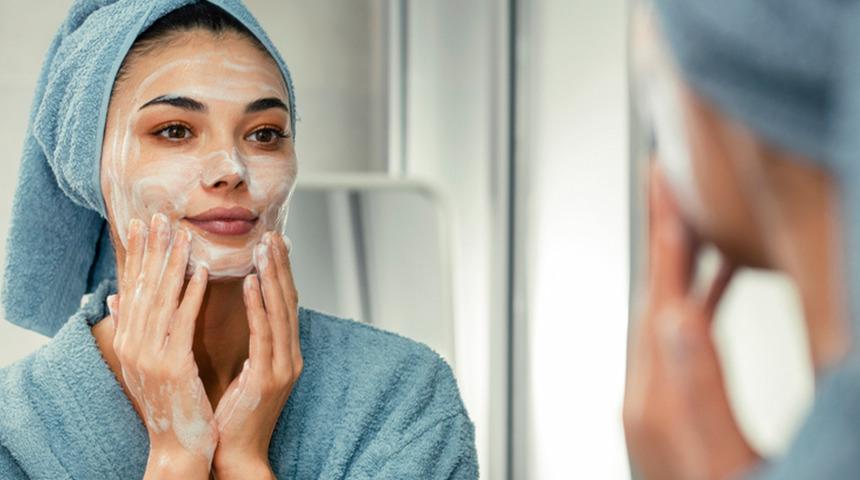 Yüzünüze bunları yapmayın! Yanlış bilinen 7 cilt bakımı hatası