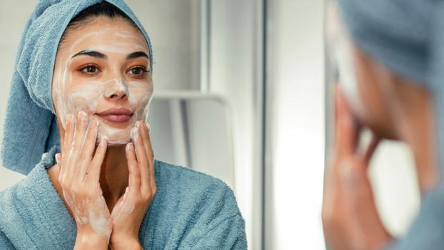 Yüzünüze bunları yapmayın! Yanlış bilinen 7 cilt bakımı hatası