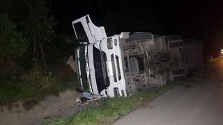 Samsun'da devrilen tırın sürücüsü yaralandı 