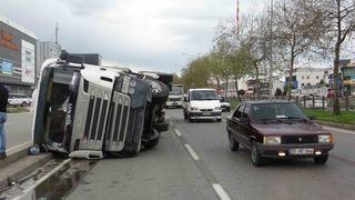 Temizlik malzemesi yüklü tır devrildi... Kazada 1 kişi yaralandı
