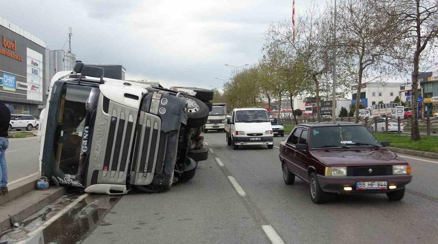 Temizlik malzemesi yüklü tır devrildi... Kazada 1 kişi yaralandı