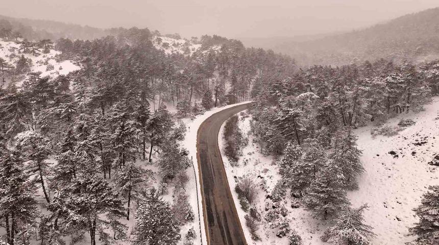 Soğuk havayla beraber gelen kar Eskişehir - Sarıcakaya yolunu beyaza bürüdü