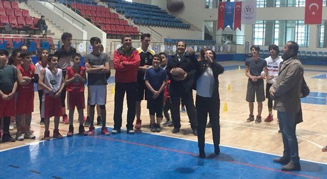 Ak Parti’li Başkan Gür’den sporculara ziyaret