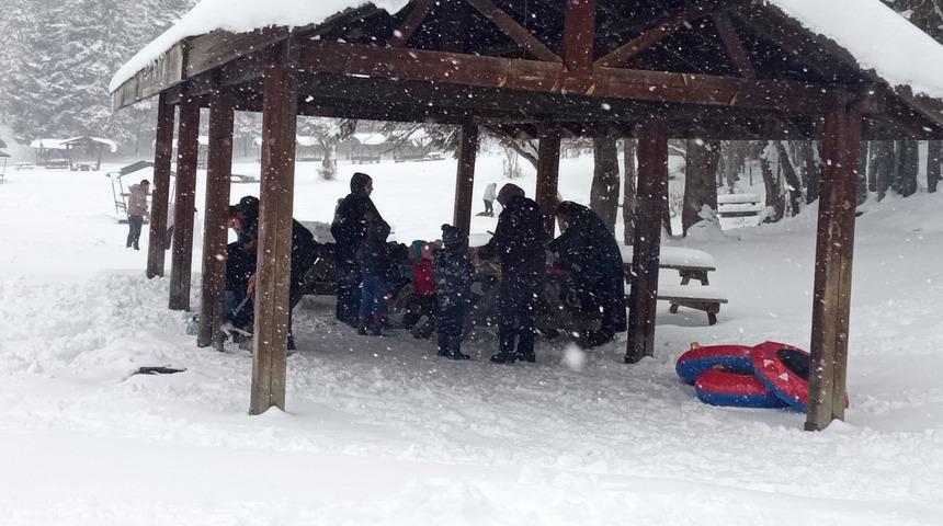 Abant Gölü Milli Parkı'nda kar kalınlığı 40 santime ulaştı! Bazısı piknik yaptı bazısı şambrellerle kaydı