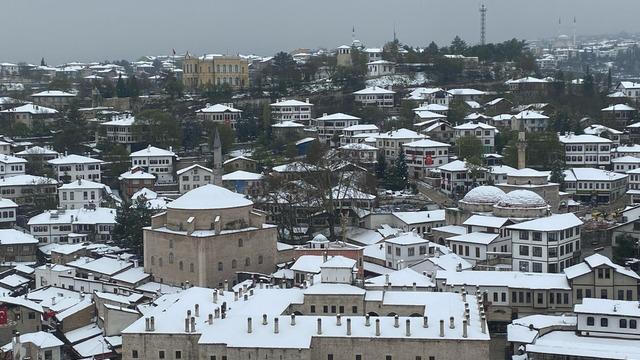 Kar altında masalsı bir görüntü: Safranbolu'nun tarihi konakları beyaza büründü