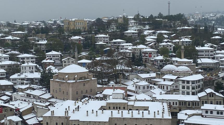 Kar altında masalsı bir görüntü: Safranbolu'nun tarihi konakları beyaza büründü