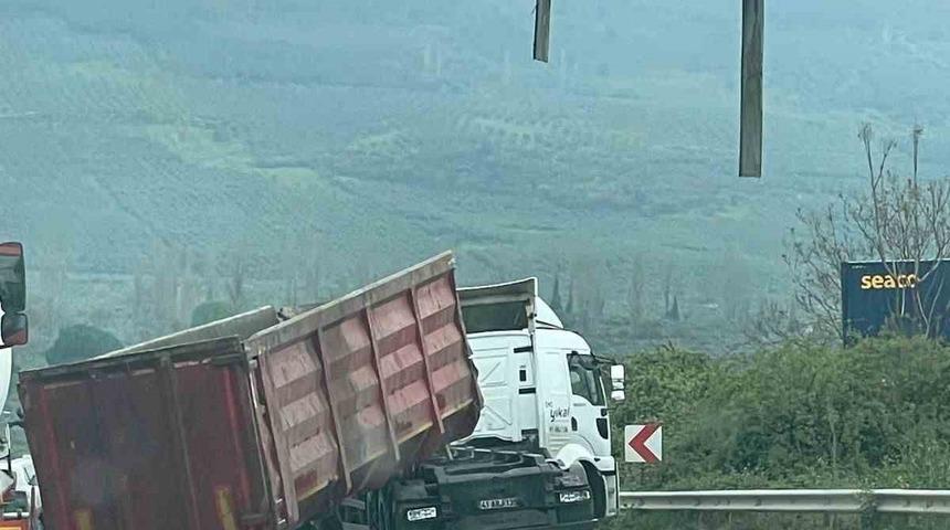 Seyir halindeyken bir anda olanlar oldu... Damperi açılan tır üst geçide çarptı!