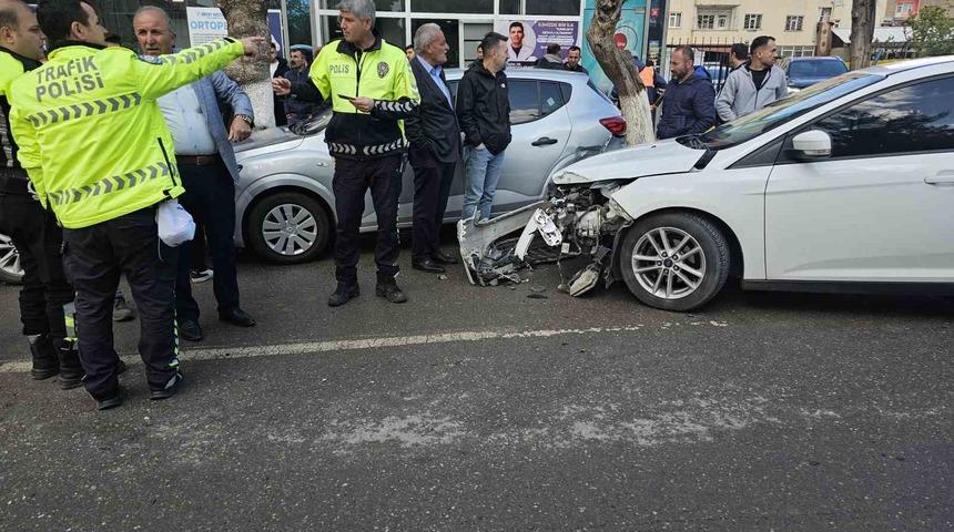 Siirt’te zincirleme kaza! Otomobil park halindeki 3 araca çarptı...