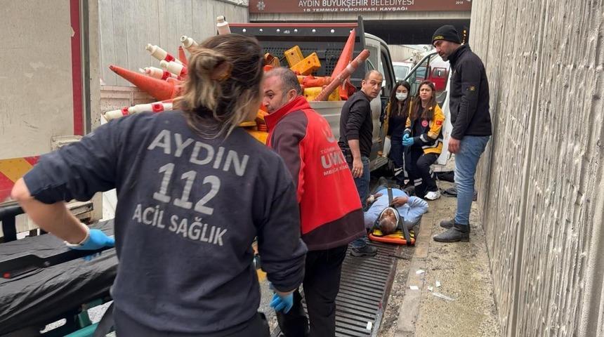 Kamyonet, altgeçitte çalışma yapan işçilerin aracına çarptı: 6 yaralı