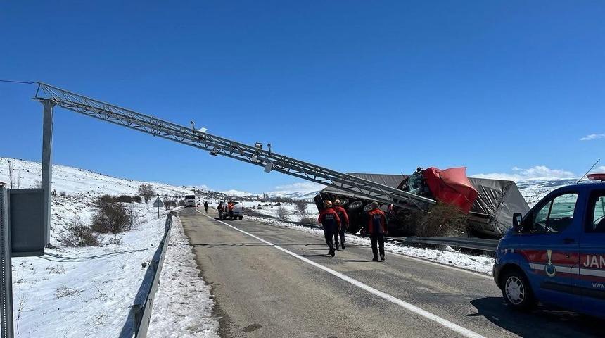  Kontrolden çıktı, bariyerlerde asılı kaldı : 1 yaralı