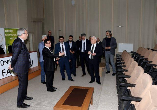 Rektör Kızılay İlahiyat Fakültesini ziyaret etti