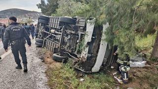 Kuşadası’nda servis aracı devrildi: 12 yaralı