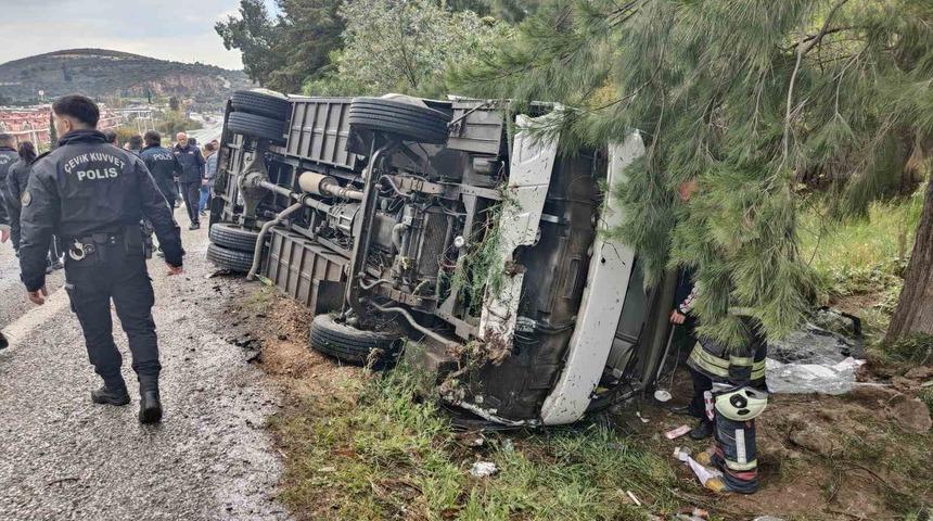 Kuşadası’nda servis aracı devrildi: 12 yaralı