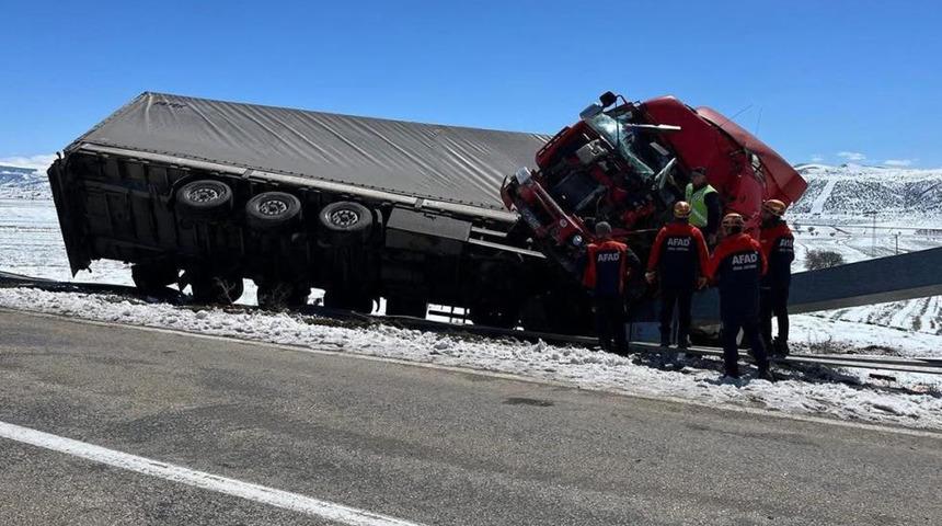 Kontrolden çıkan tır bariyerlerde asılı kaldı : 1 yaralı