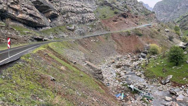 Şırnak’ta araç Habur Çayına devrildi: 2 yaralı