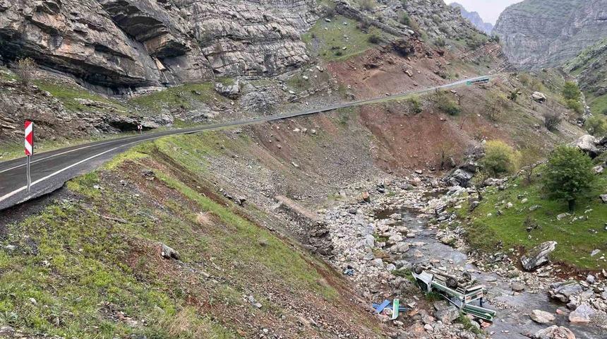 Şırnak’ta araç Habur Çayına devrildi: 2 yaralı