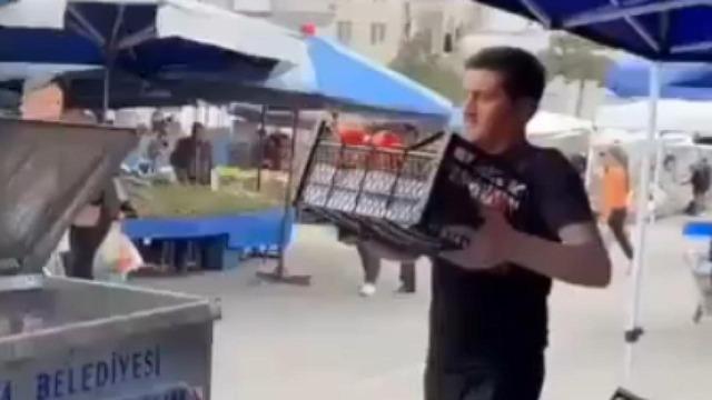 Ürünleri çöpe döken 2 pazarcının yer tahsisi iptal edildi