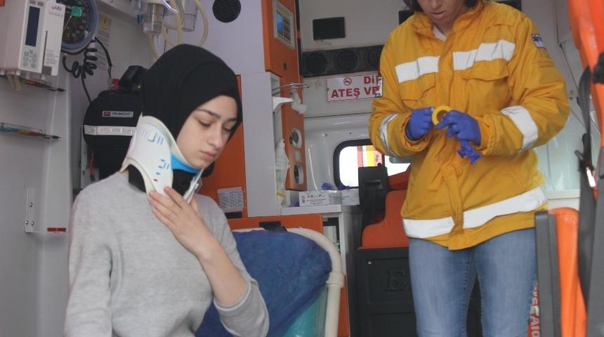 Beton mikseri aniden &ouml;n&uuml;ne &ccedil;ıkan otomobile &ccedil;arptı: 1  yaralı