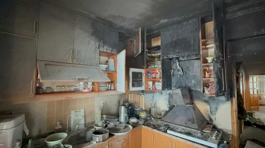 Ev yangınında anne ve 3 çocuğu dumandan etkilendi