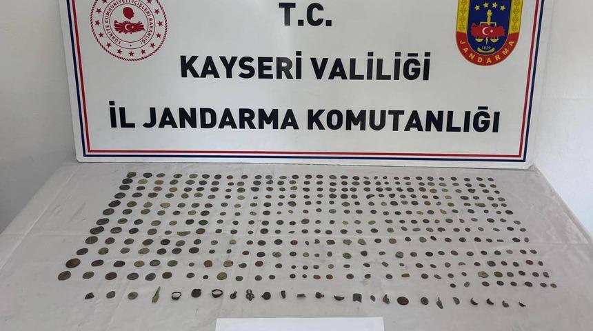 Kayseri'de tarihi eser niteliğinde 392 sikke ve obje ele geçirildi