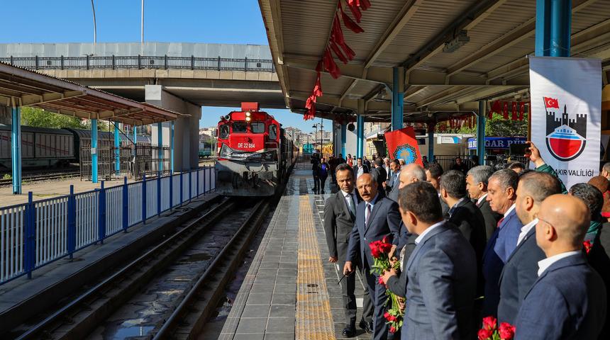 Yeni sezonun ilk seferine çıkan "Turistik Diyarbakır Ekspresi" Diyarbakır'da coşkuyla karşılandı