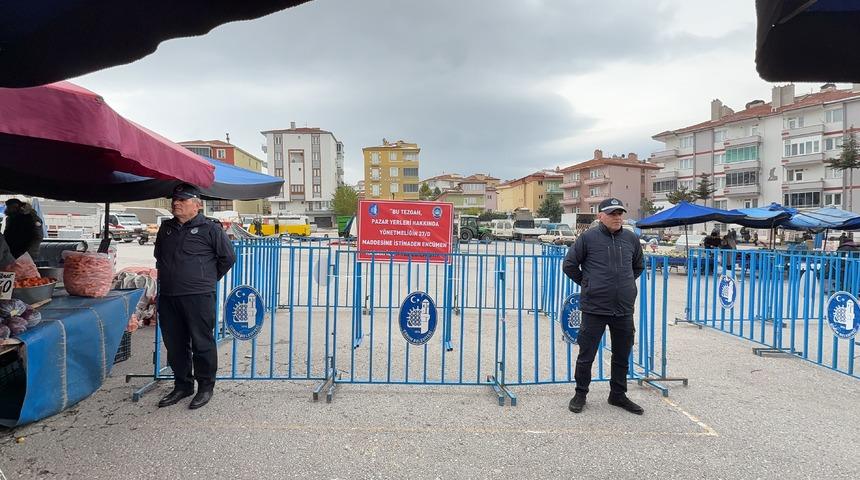 Kasalarca domatesi çöpe döküp paylaşmıştı! Belediye o pazarcının tezgah yeri iptal edildi