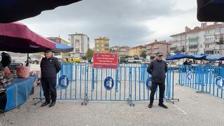 Kasalarca domatesi çöpe döküp paylaşmıştı! Belediye o pazarcının tezgah yeri iptal edildi