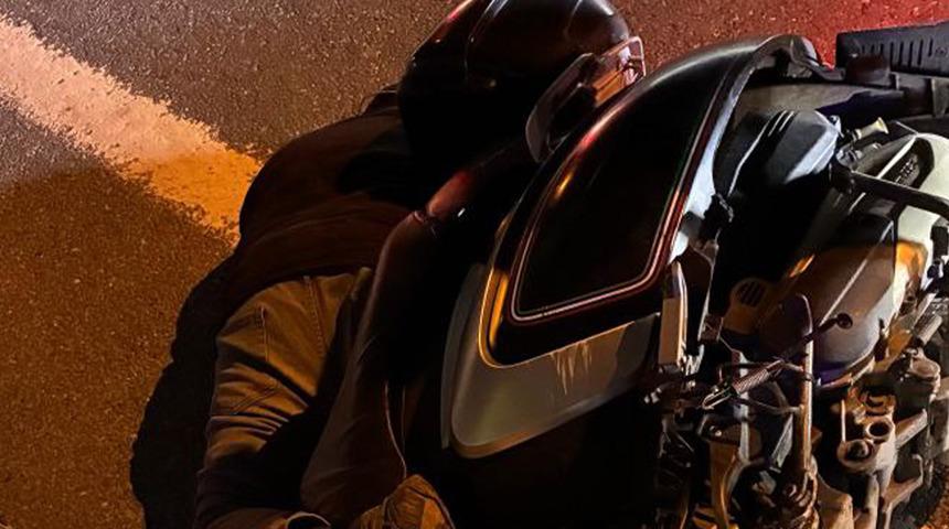 Önce çarptı sonra kaçtı! Motosiklet sürücüsü ağır yaralandı, kaçan sürücü aranıyor