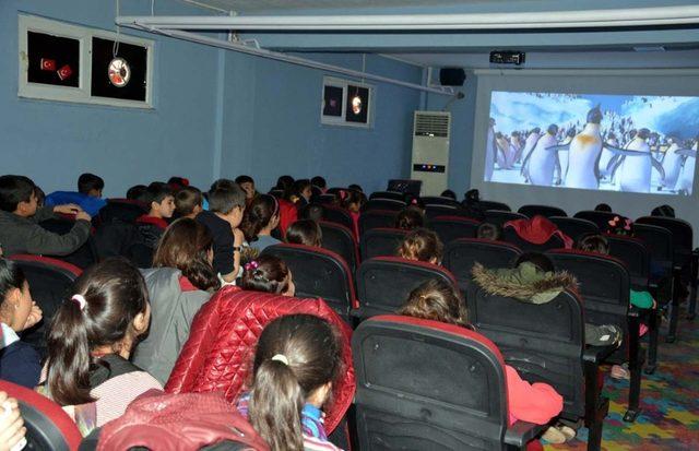 Köyde yaşayan 3 bin çocuk ilk kez sinema izleyecek