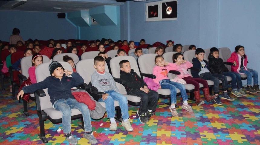 K&ouml;yde yaşayan 3 bin &ccedil;ocuk ilk kez sinema izleyecek