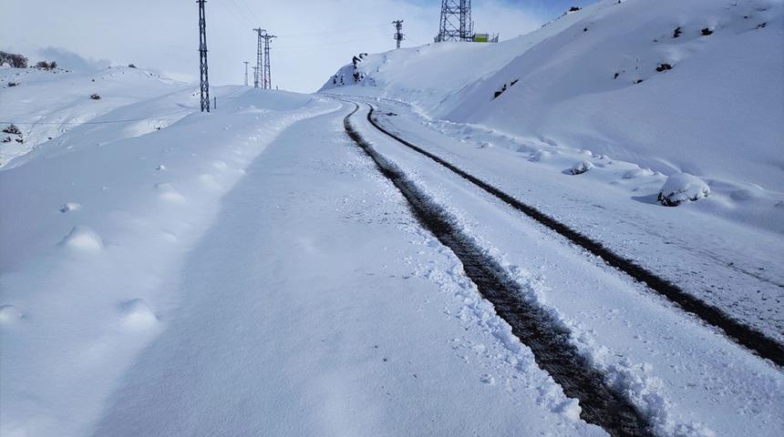 Beyaza bürünen Siirt'te yollar kapanmıştı! Şirvan'da köy yolu açıldı