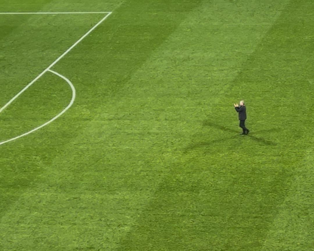 Beşiktaş maçının ardından sahada olay çıktı! Solskjaer çimlere çıkıp taraftarın yanına gitti ve... 2