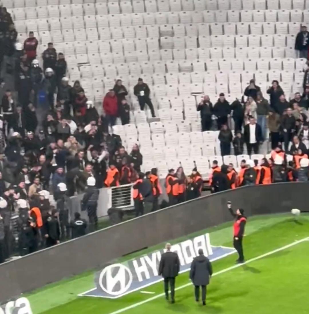 Beşiktaş maçının ardından sahada olay çıktı! Solskjaer çimlere çıkıp taraftarın yanına gitti ve... 1