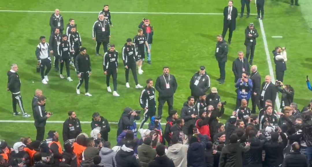 Beşiktaş maçının ardından sahada olay çıktı! Solskjaer çimlere çıkıp taraftarın yanına gitti ve... 3