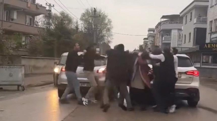 'Yol verme' tartışması yumruklu kavgaya dönüştü! Bastonla vurulan sürücü hastaneye kaldırıldı