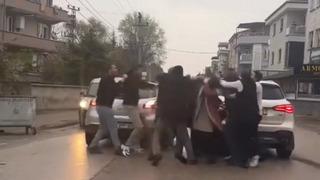 'Yol verme' tartışması yumruklu kavgaya dönüştü! Bastonla vurulan sürücü hastaneye kaldırıldı