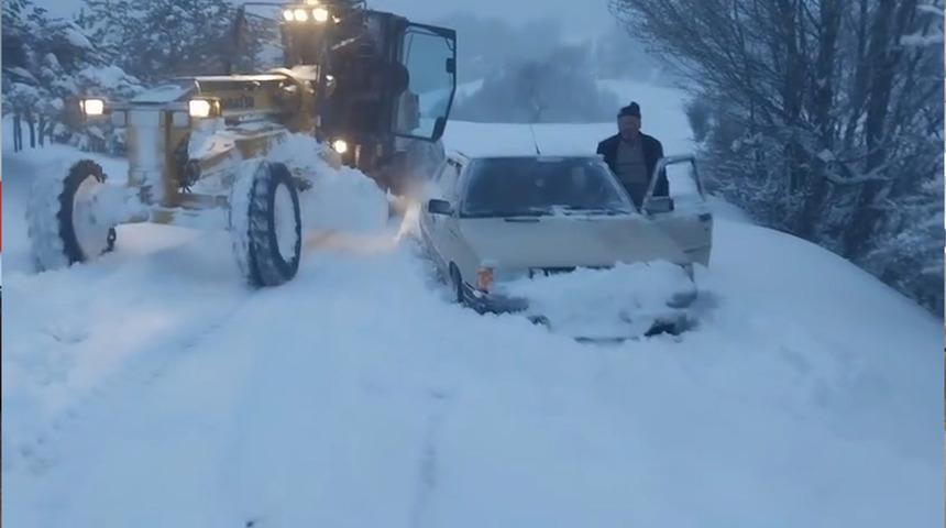 Amasya'da karlı köy yolunda bir aile mahsur kalmıştı! Greyder operatörleri kurtardı
