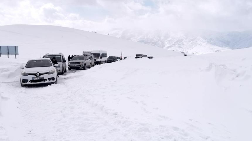 Muş'ta karda araçlarıyla mahsur kaldılar! Onlarca kişiyi ekipler kurtardı