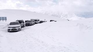 Muş'ta karda araçlarıyla mahsur kaldılar! Onlarca kişiyi ekipler kurtardı